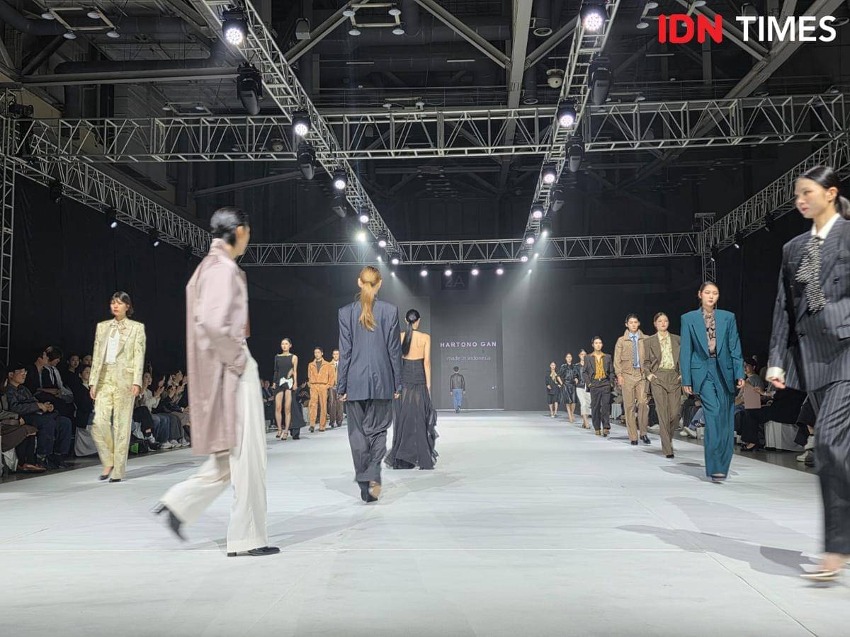 Koleksi karya Hartono Gan di Busan Fashion Week 2025. 30 Oktober 2025. (IDN Times/M. Tarmizi Murdianto)