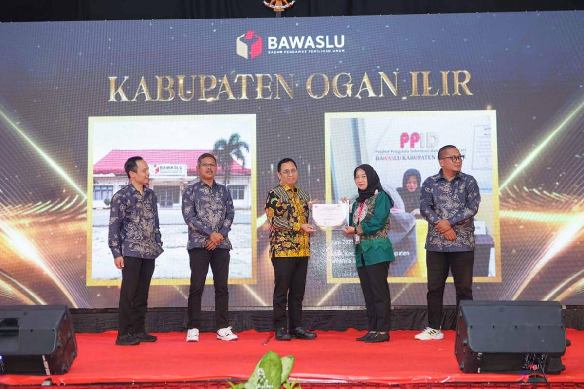 Bawaslu Ogan Ilir raih penghargaan keterbukaan informasi dari Bawaslu RI 2025.
