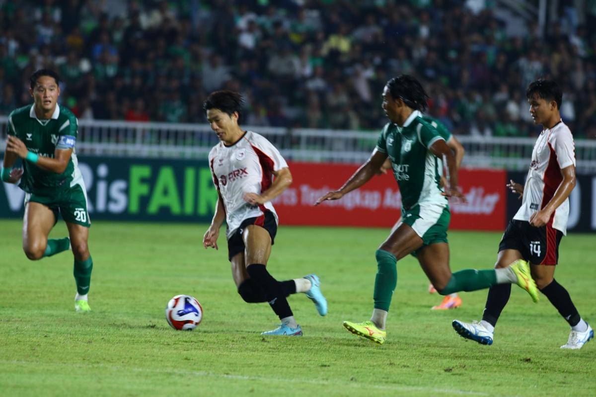 Seong Wo Ryu melewati adangan tiga pemain PSMS di Stadion Utama Sumut, Jumat (31/10/2025) (IDN Times/Doni Hermawan)