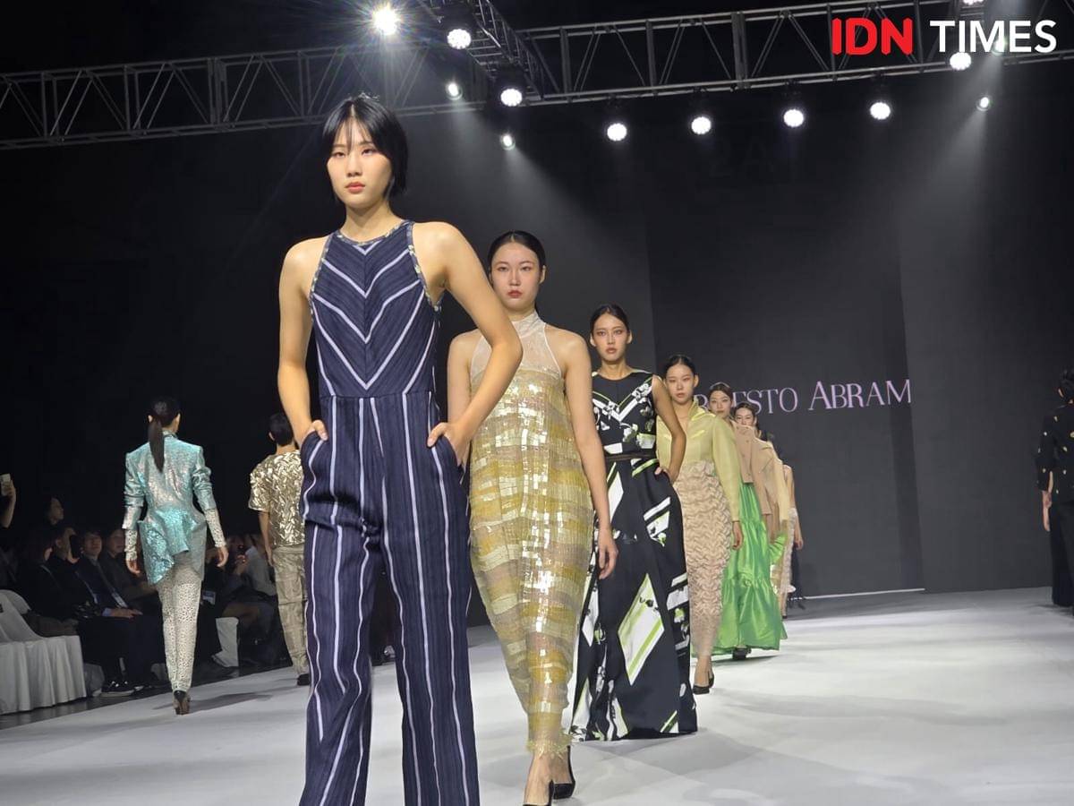 Koleksi karya Ernesto Abram di Busan Fashion Week 2025. 30 Oktober 2025. (IDN Times/M. Tarmizi Murdianto)