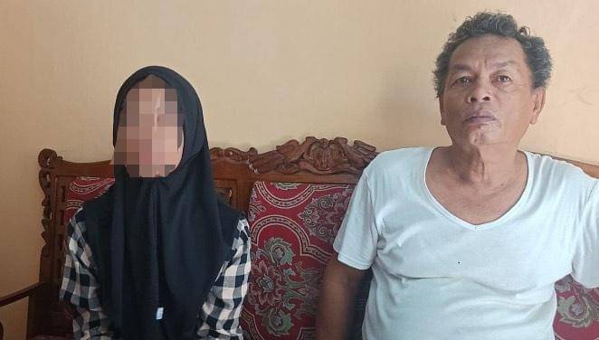 Guntur (50) bersama anaknya ES (12) menceritakan kondisi pasca percobaan penculikan yang terjadi di kawasan Seberang Ulu Palembang (Dok: Istimewa)