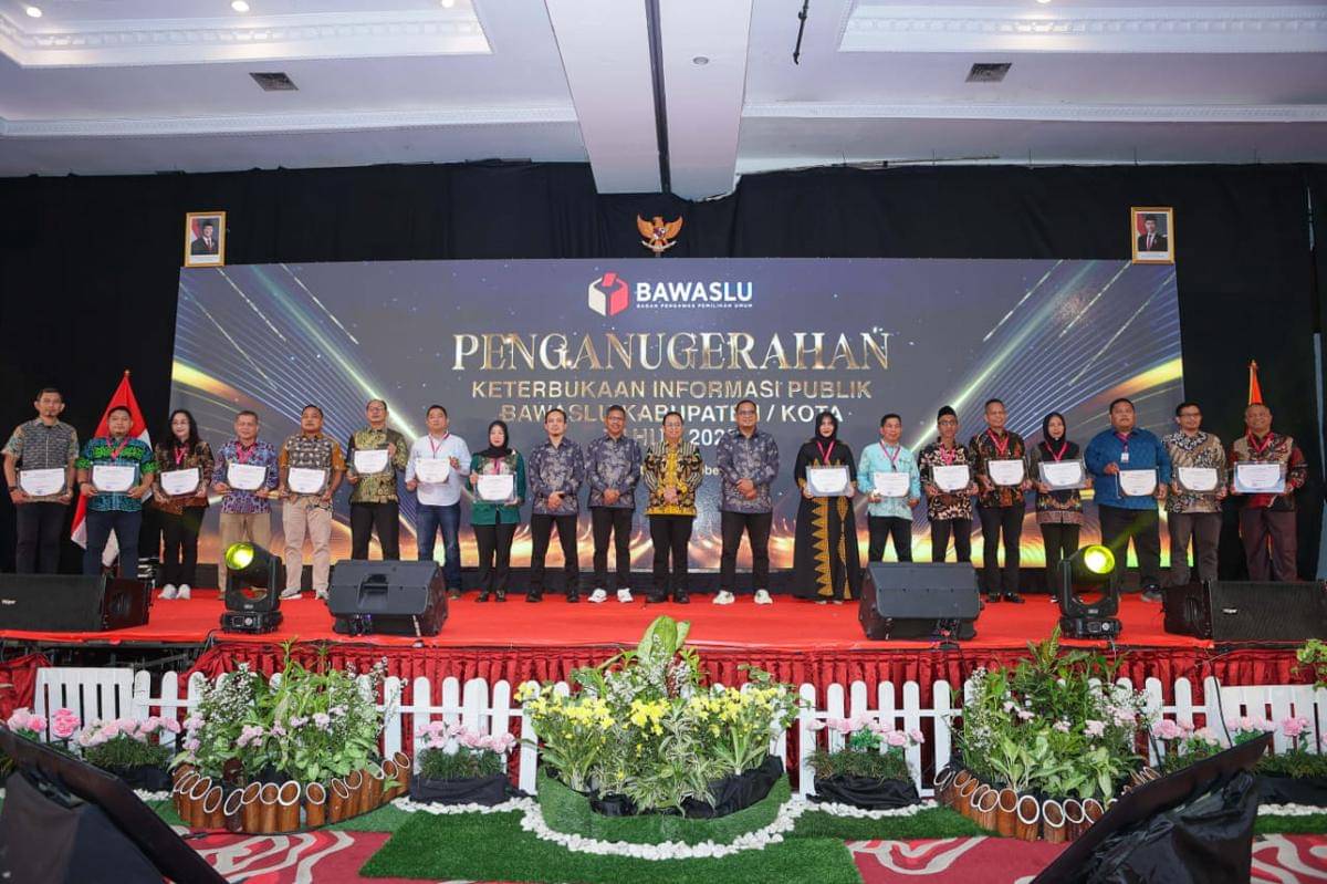 Bawaslu Ogan Ilir raih penghargaan keterbukaan informasi dari Bawaslu RI 2025.