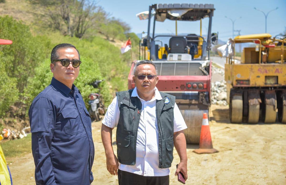 Gubernur NTB Lalu Muhamad Iqbal mengecek layanan mobil Samsat Keliling.