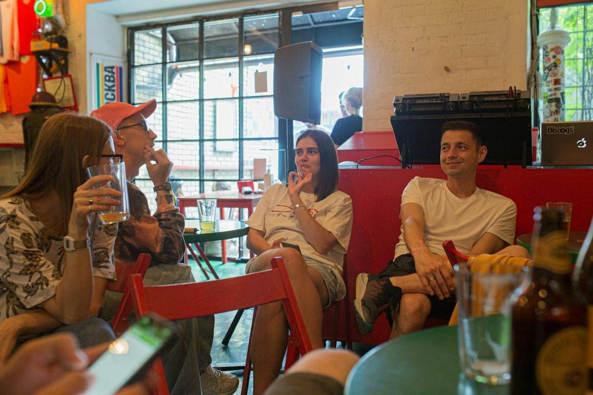 ilustrasi nongrong bareng teman (unsplash.com/sergey tarasov)