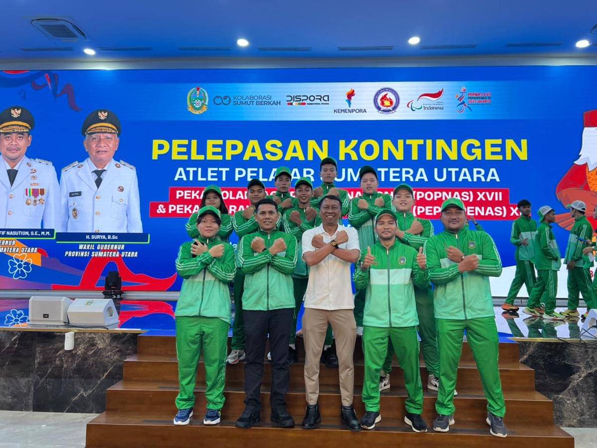 Ketum PJSI Sumut M Arief Fadhillah bersama pelatih dan atlet judo Popnas XVII 2025 (dok.PJSI Sumut)