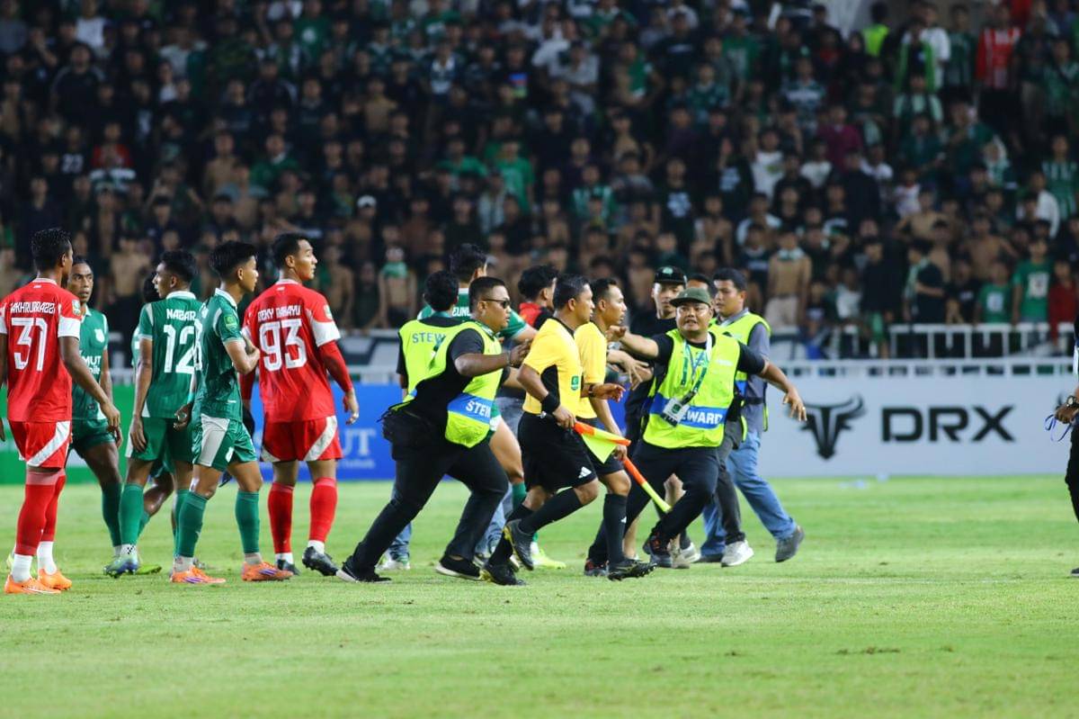 Wasit mendapat pengawalan ketat setelah diamuk suporter saat akan keluar dari lapangan di laga PSMS kontra Garudayaksa (IDN Times/Doni Hermawan)