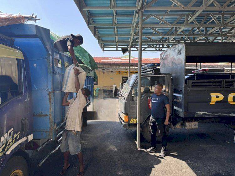Polisi Sita 1,2 ton Miras Selundupan Via Pelabuhan di Kupang.