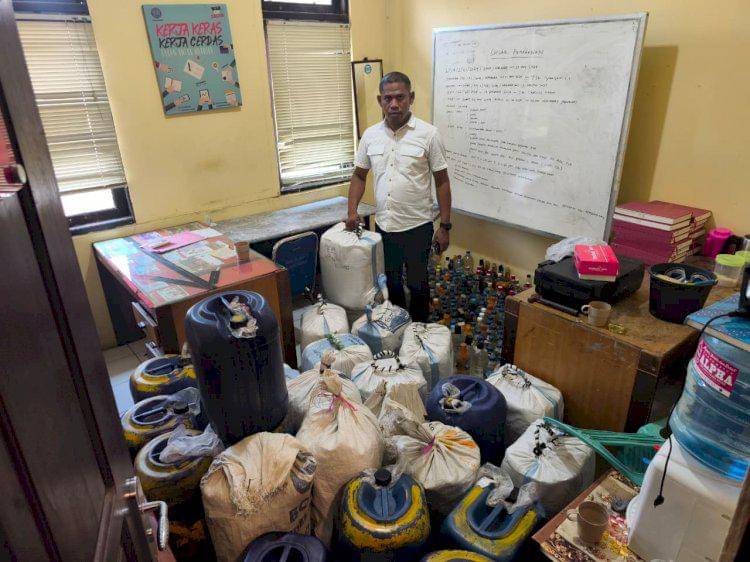 Polisi Sita 1,2 ton Miras Selundupan Via Pelabuhan di Kupang.