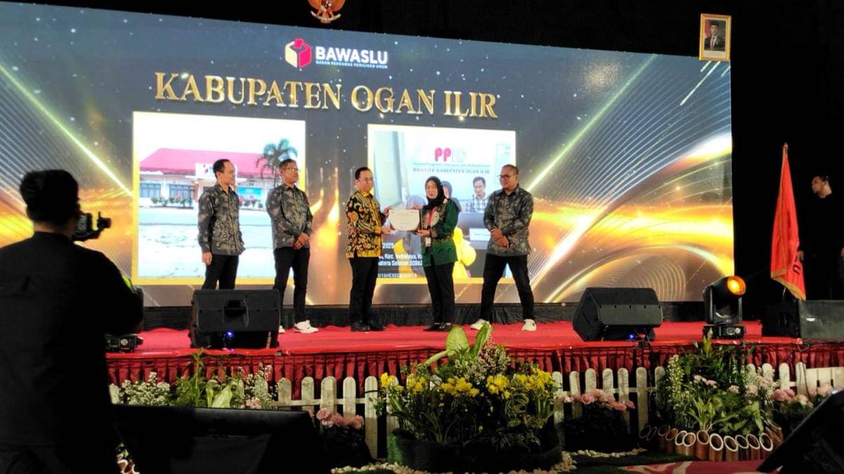 Bawaslu Ogan Ilir raih penghargaan keterbukaan informasi dari Bawaslu RI 2025.