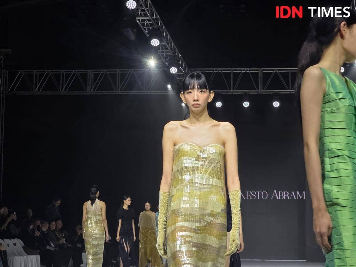 Koleksi karya Ernesto Abram di Busan Fashion Week 2025. 30 Oktober 2025. (IDN Times/M. Tarmizi Murdianto)