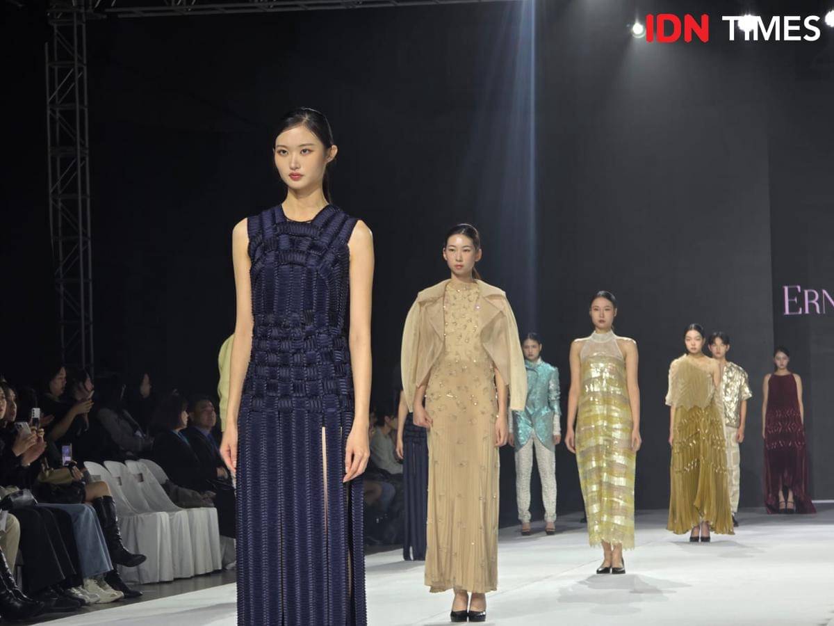 Koleksi karya Ernesto Abram di Busan Fashion Week 2025. 30 Oktober 2025. (IDN Times/M. Tarmizi Murdianto)