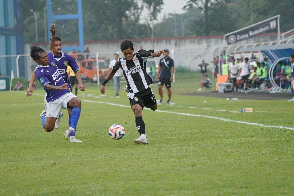 Kendal Tornado FC membawa pulang tiga poin saat melawan Persiku Kudus dengan skor akhir 2-0 dalam laga lanjutan Pegadaian Championship 2025/2026 di Stadion Wergu Wetan, Sabtu (1/11/2025). (dok. KTFC)