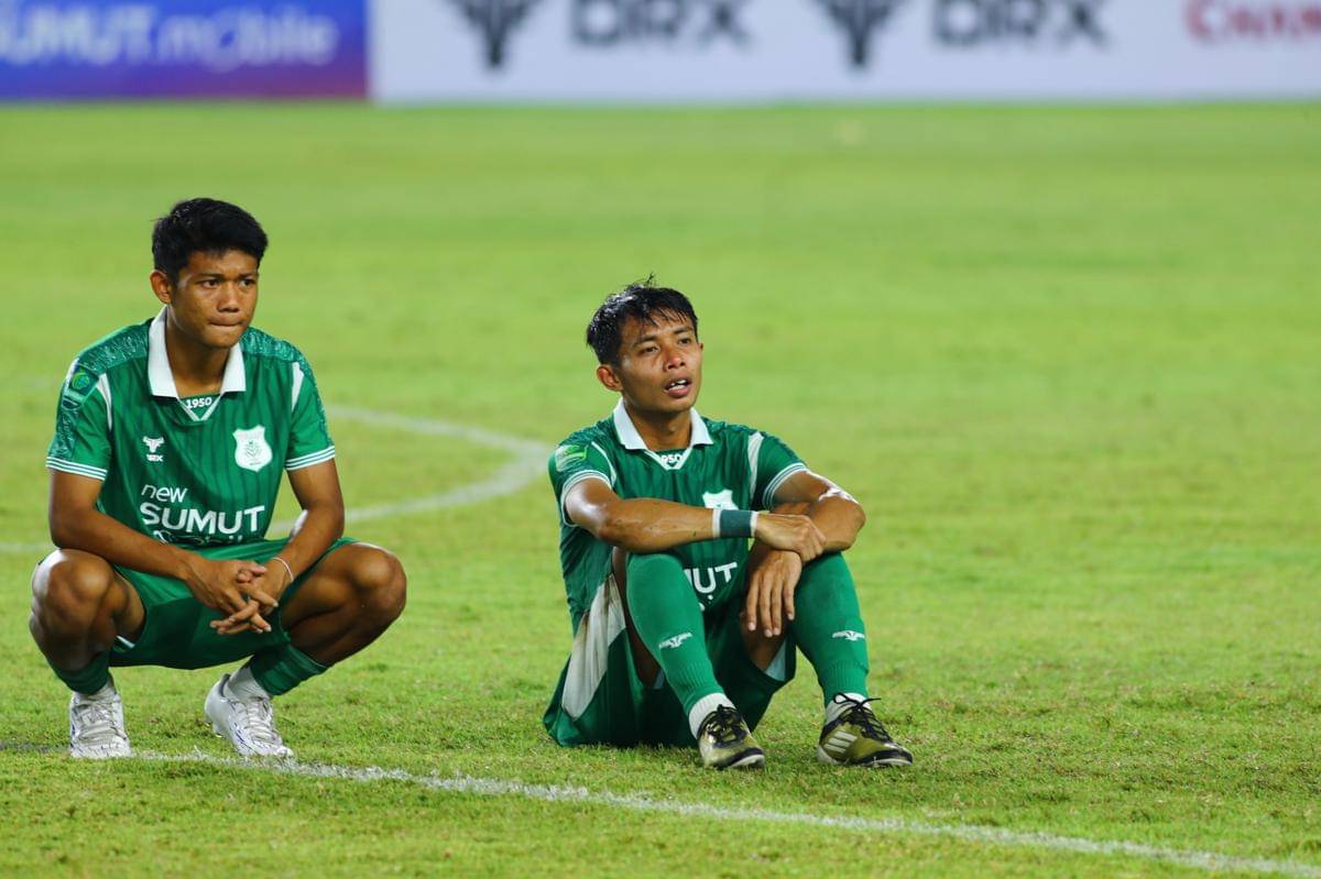 Ekspresi dua pemain PSMS usai kalah di kandang dari Garudayaksa FC di Stadion Utama Sumut, Jumat (31/10/2025) (IDN Times/Doni Hermawan)