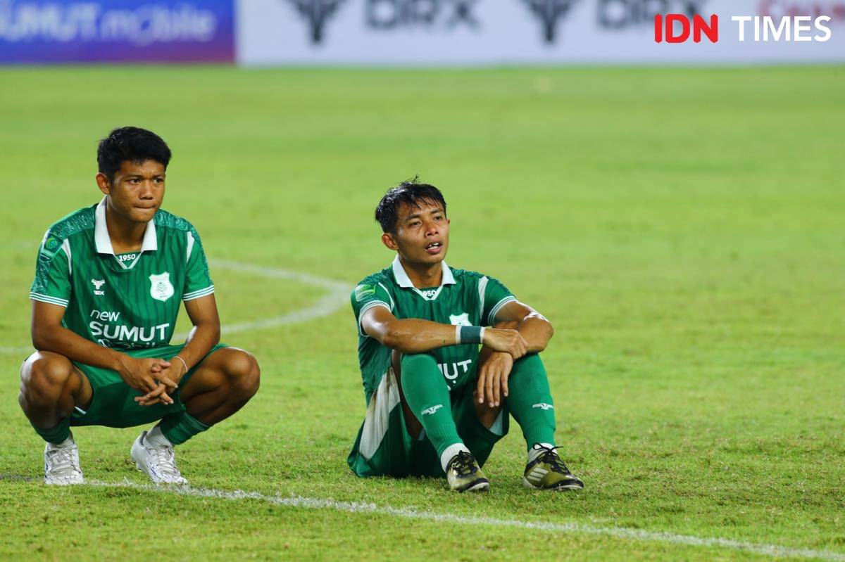 Ekspresi dua pemain PSMS usai kalah di kandang dari Garudayaksa FC di Stadion Utama Sumut, Jumat (31/10/2025) (IDN Times/Doni Hermawan)