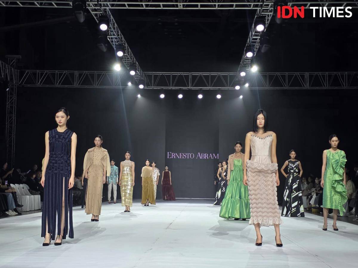 Koleksi karya Ernesto Abram di Busan Fashion Week 2025. 30 Oktober 2025. (IDN Times/M. Tarmizi Murdianto)