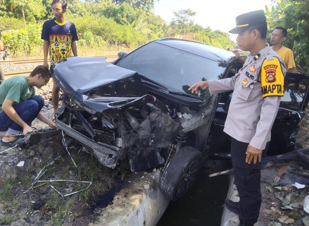 Polisi melakukan olah TKP kecelakaan mobil di rel KA tanpa palang. (Dok. Polres Prabumulih)