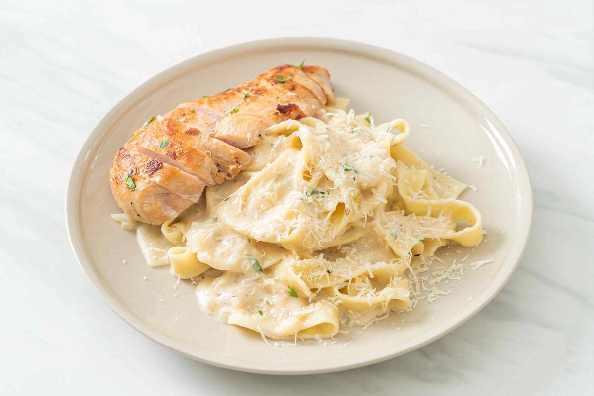 ilustrasi creamy chicken pasta