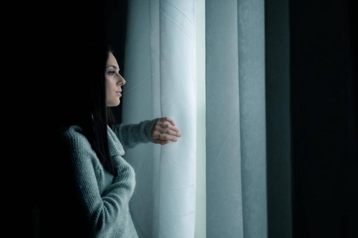 ilustrasi perempuan di balik jendela