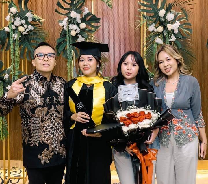potret Audra Lasso, putri Ari Lasso wisuda S-1