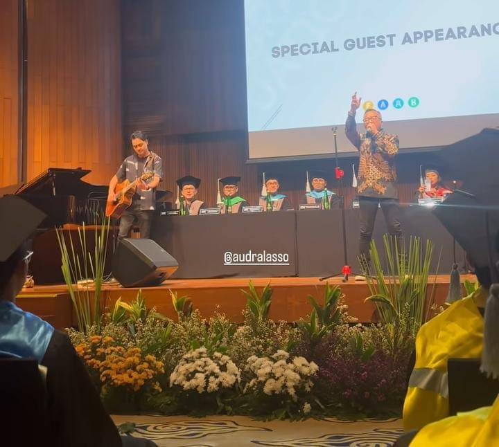 potret Audra Lasso, putri Ari Lasso wisuda S-1