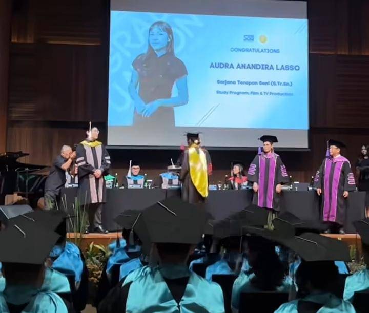 potret Audra Lasso, putri Ari Lasso wisuda S-1