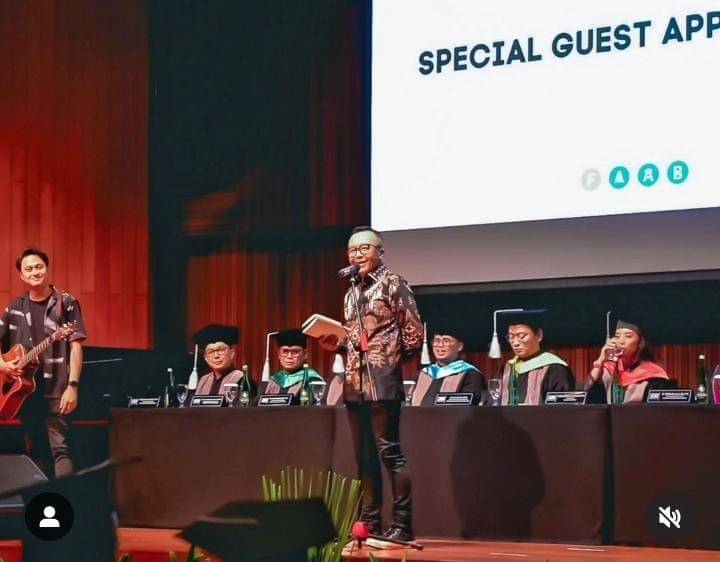 potret Audra Lasso, putri Ari Lasso wisuda S-1