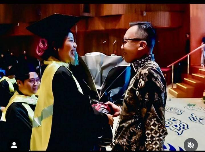 potret Audra Lasso, putri Ari Lasso wisuda S-1