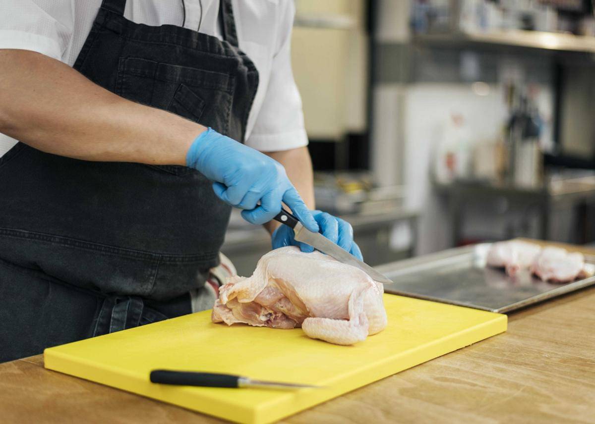 Ilustrasi memotong daging ayam