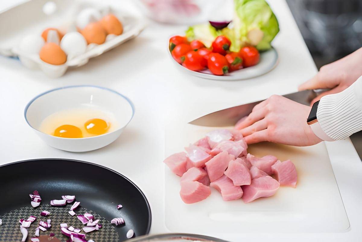 Memotong daging ayam