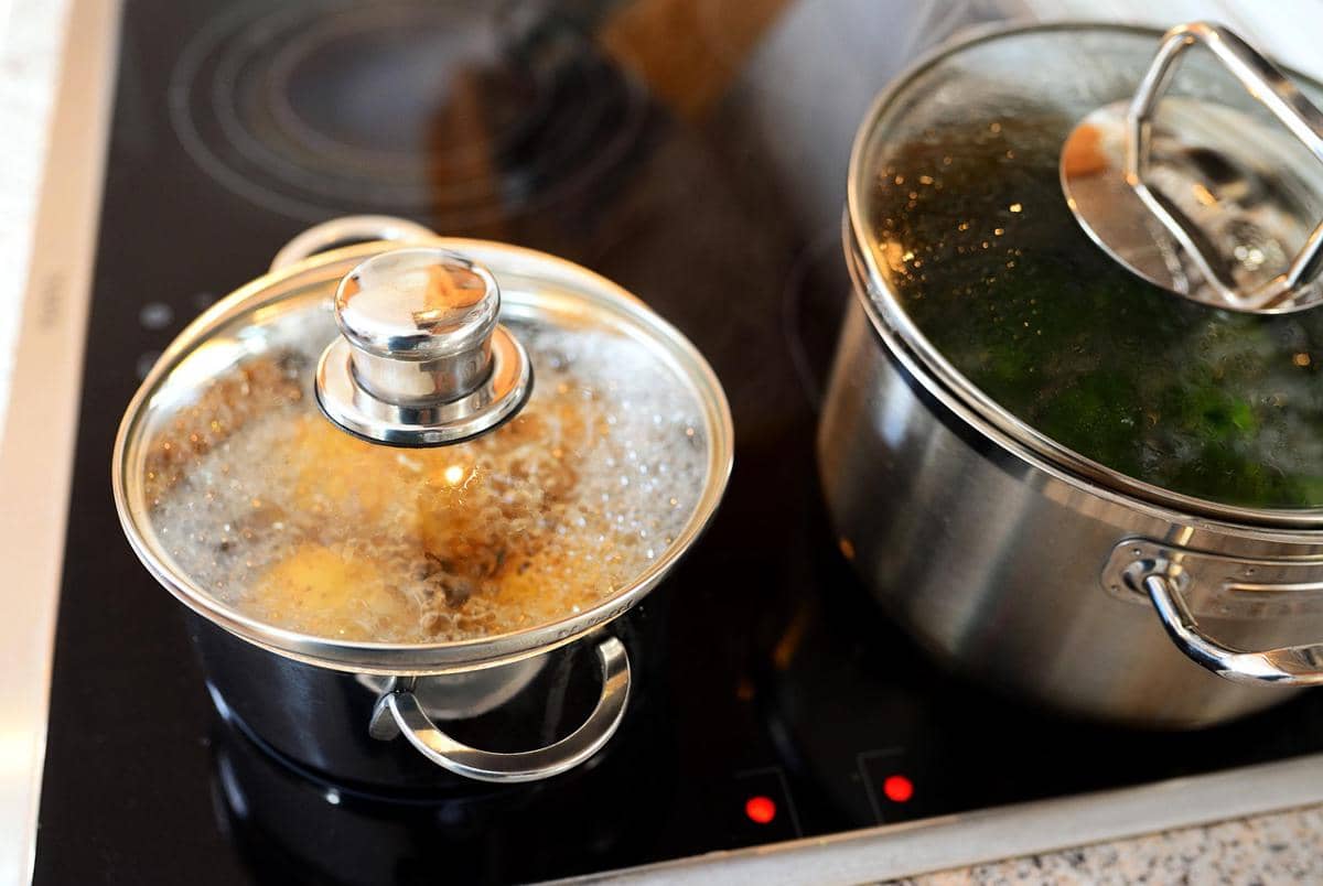 Memasak menggunakan panci