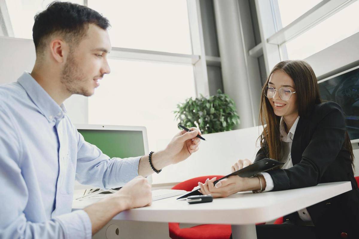 ilustrasi laki-laki akan menandatangani dokumen