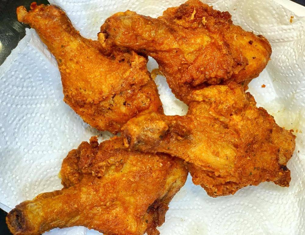 ilustrasi ayam goreng kipas yang baru matang