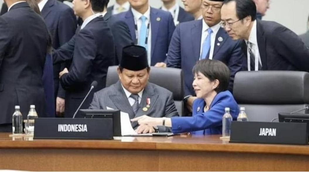 Takaichi dan Prabowo duduk berdampingan saat pertemuan APEC 2025 di Tokyo.