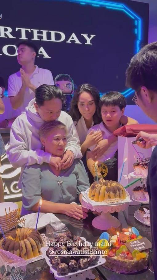 Pesta Ulang Tahun Ibu DJ Bravy (instagram.com/eri.carl)