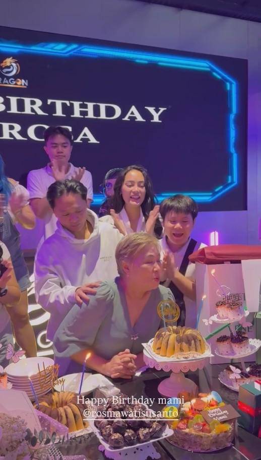 Pesta Ulang Tahun Ibu DJ Bravy (instagram.com/eri.carl)