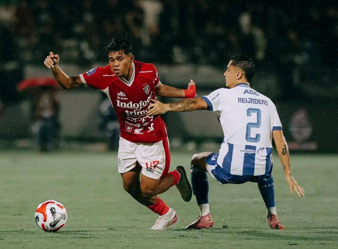 Jalannya pertandingan antara Bali United (merah) dan Persib Bandung (putih). 