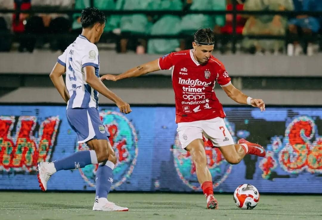 Thijmen Goppel (merah) dihadang pemain Persib Bandung (putih). 