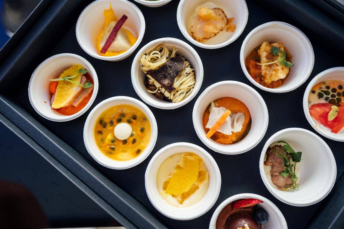 ilustrasi makanan di pesawat