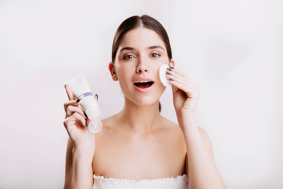 ilustrasi pakai skincare