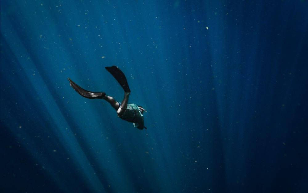 Seorang penyelam di kedalaman lautan