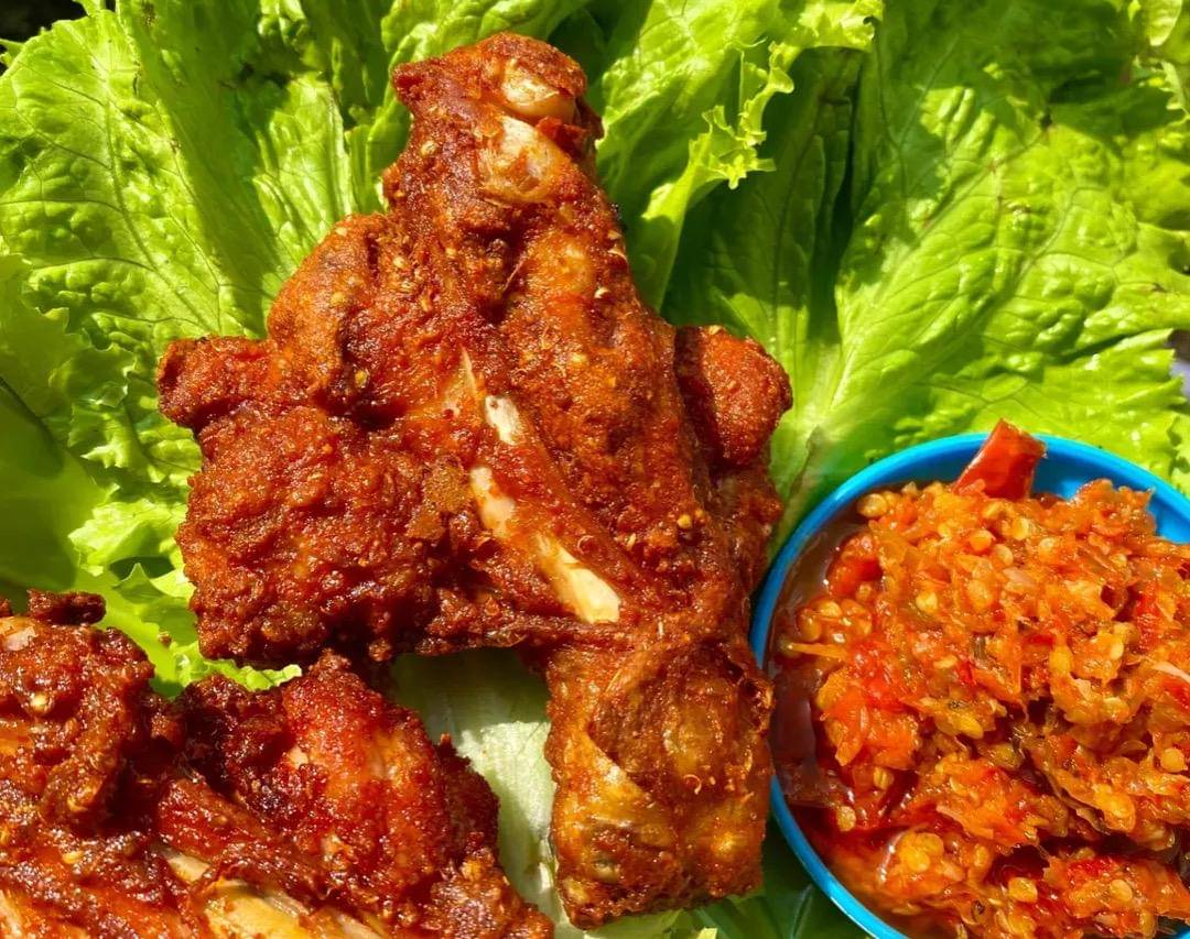 ilustrasi ayam goreng kipas dengan sambal bawang