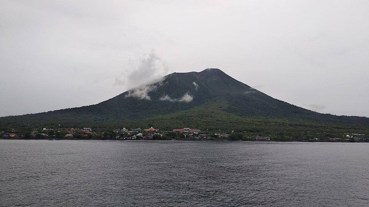 ilustrasi gunung gamalama