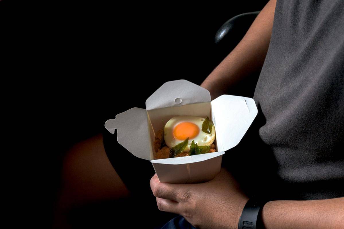 ilustrasi makanan di pesawat