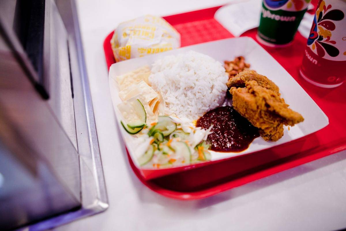 ilustrasi makanan di pesawat