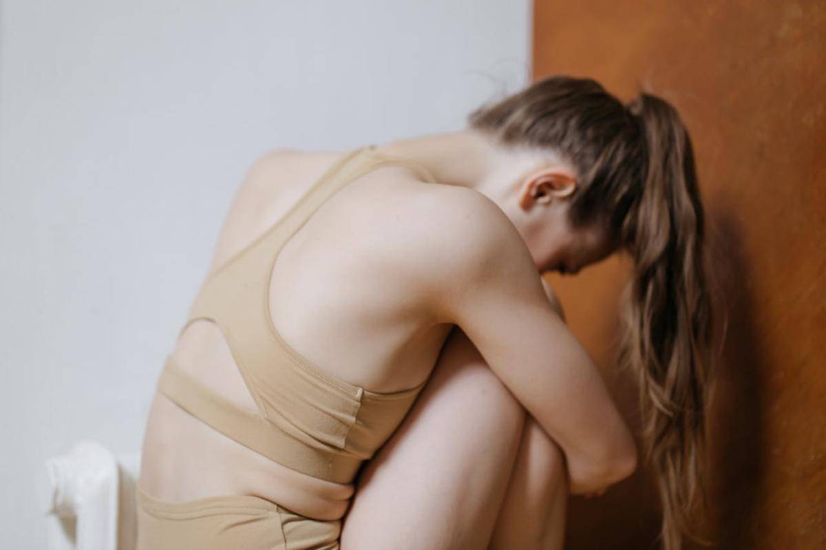 Wanita takut telanjang.