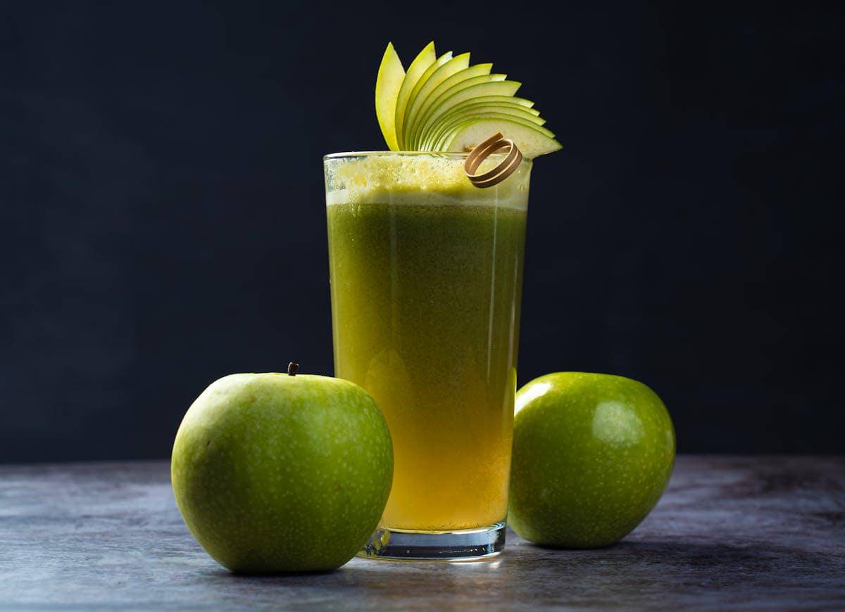 ilustrasi jus apel hijau dan madu