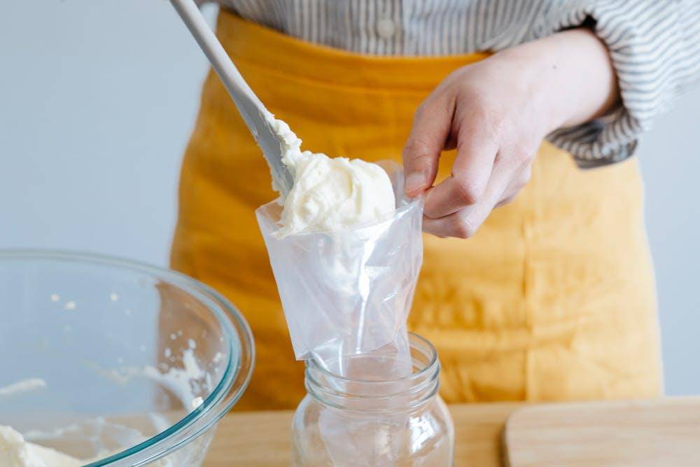 ilustrasi memasukkan adonan churros ke dalam piping bag