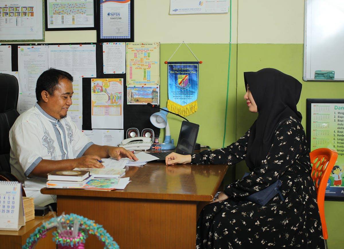 ilustrasi gaji pppk paruh waktu administrasi sekolah 