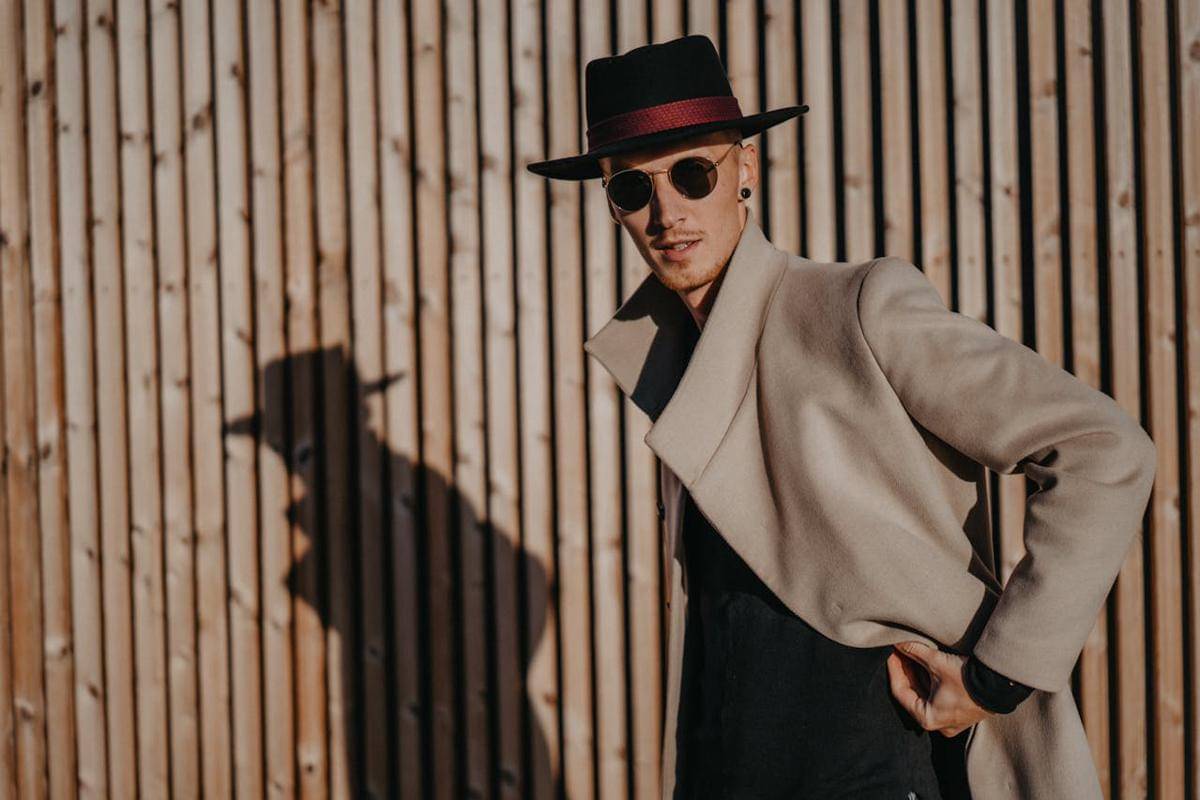 ilustrasi pria dengan topi fedora