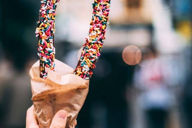 ilustrasi churros dengan topping meses